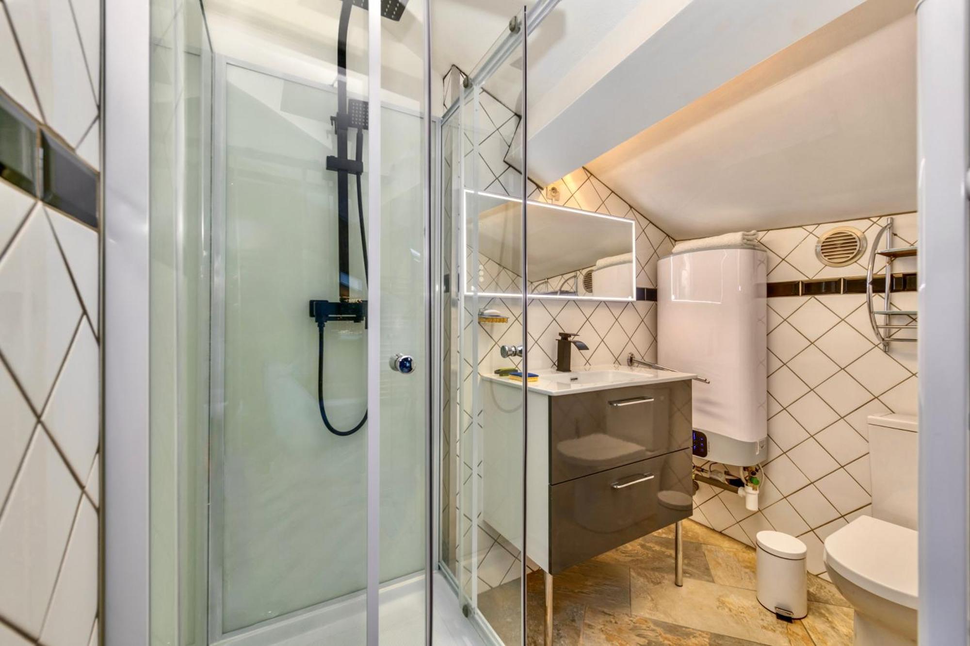 Luxe Appart'Hotel Le Roitelet - Tullins Hypercentre - Parking Gratuit Apartment *